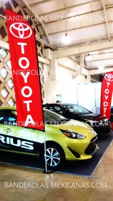 banderas publicitarias y promocionales personalizadas para toyota mexico hechas en banderolas mexicanas