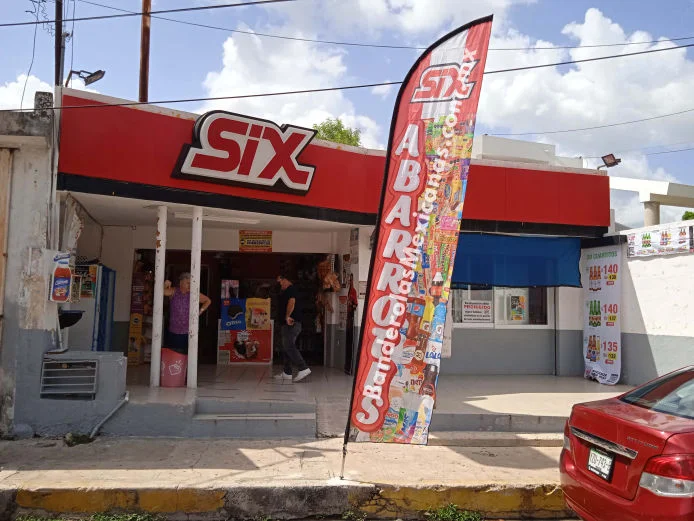 Banderas tipo vela fabricadas para tiendas SIX