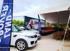 banderas publicitarias y promocionales personalizadas para agencia land rover merida yucatan hechas en banderolas mexicanas