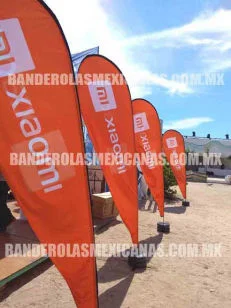 Set de banderas tipo gota color naranja para promoción de Xiaomi México