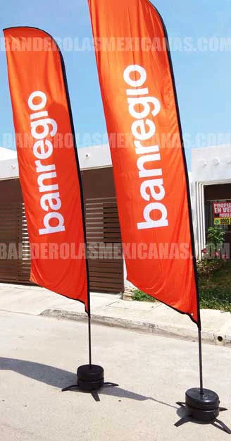 Banderolas publicitarias tipo vela personalizadas para evento de Banregios
